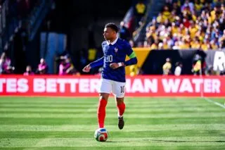 Kylian Mbappé part en contre-attaque contre le RN