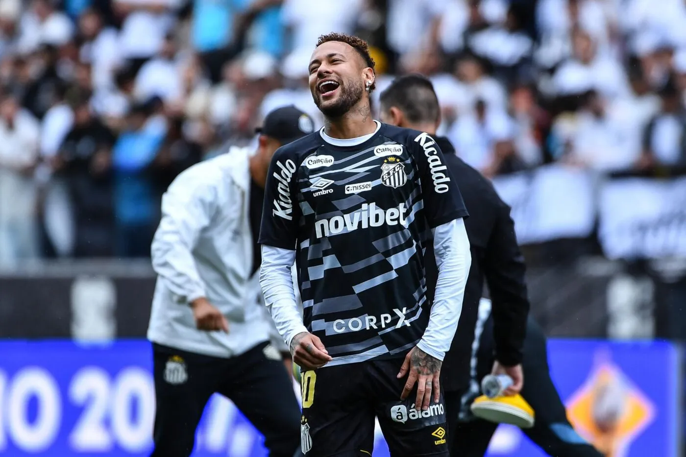 Au fait, ça donne quoi Neymar avec Santos ?