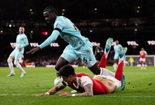 Hincapié perd son slip en plein match