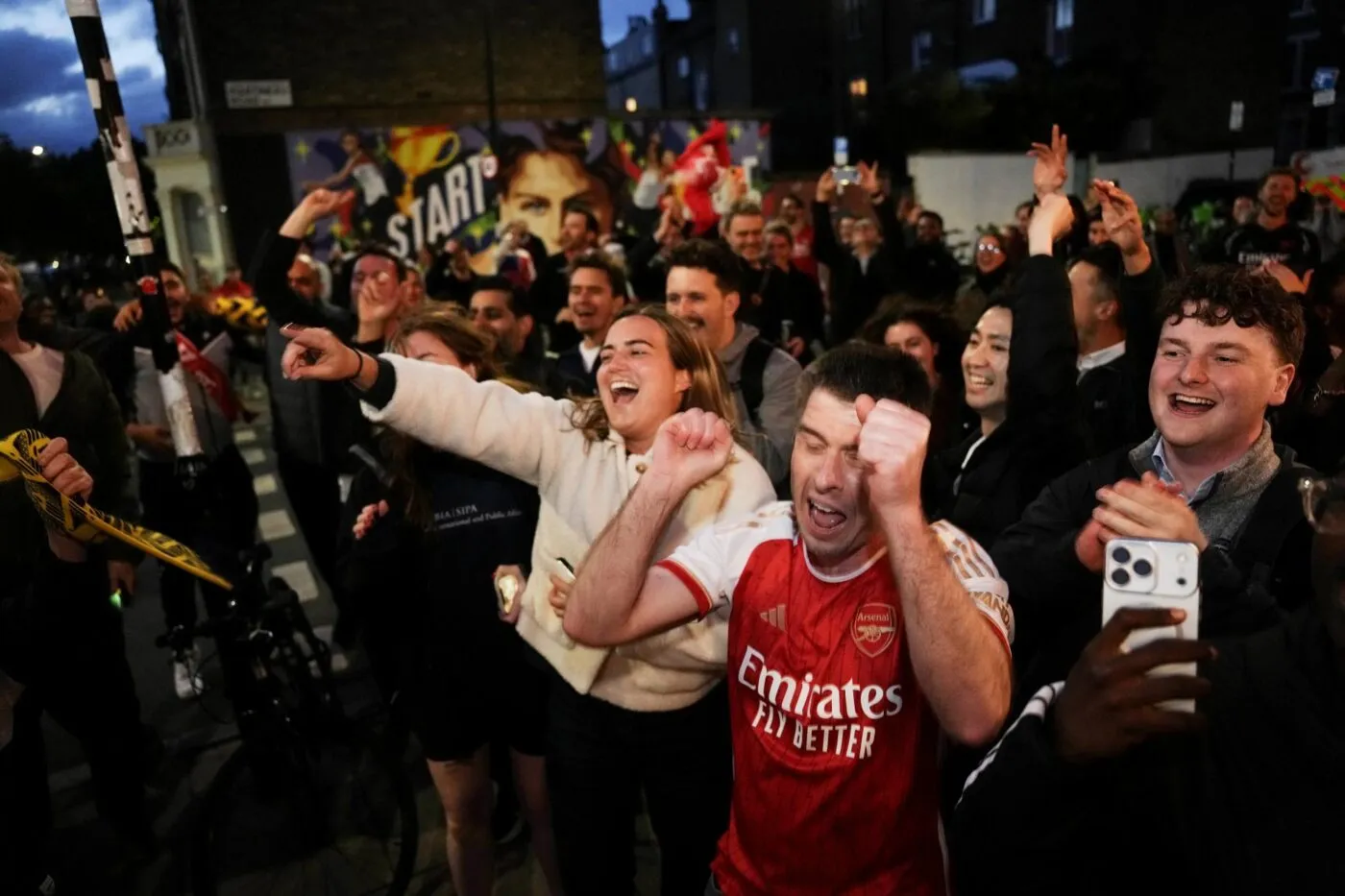 Scènes de liesse devant l’Emirates après l’officialisation du titre d’Arsenal
