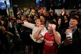 Scènes de liesse devant l'Emirates après l'officialisation du titre d'Arsenal