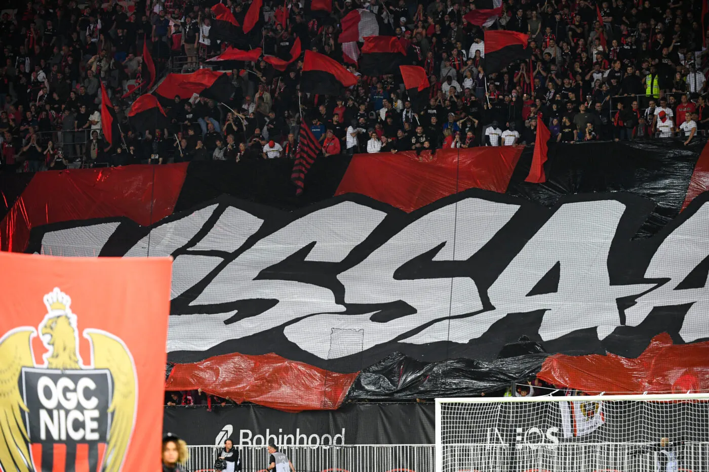 Six blessés, dont un grièvement, après une nuit de chaos des supporters niçois