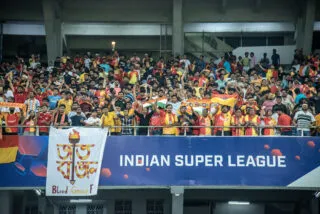 Les supporters d'un club indien envahissent le terrain pour fêter le titre