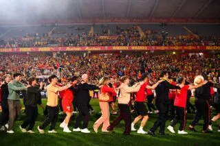 Un accueil triomphal en pleine nuit pour les joueurs du RC Lens