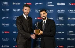 Bruno Fernandes offre un trophée à Manchester United