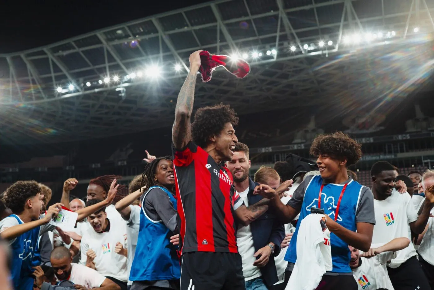 La belle image de Dante avec son fils après son dernier match