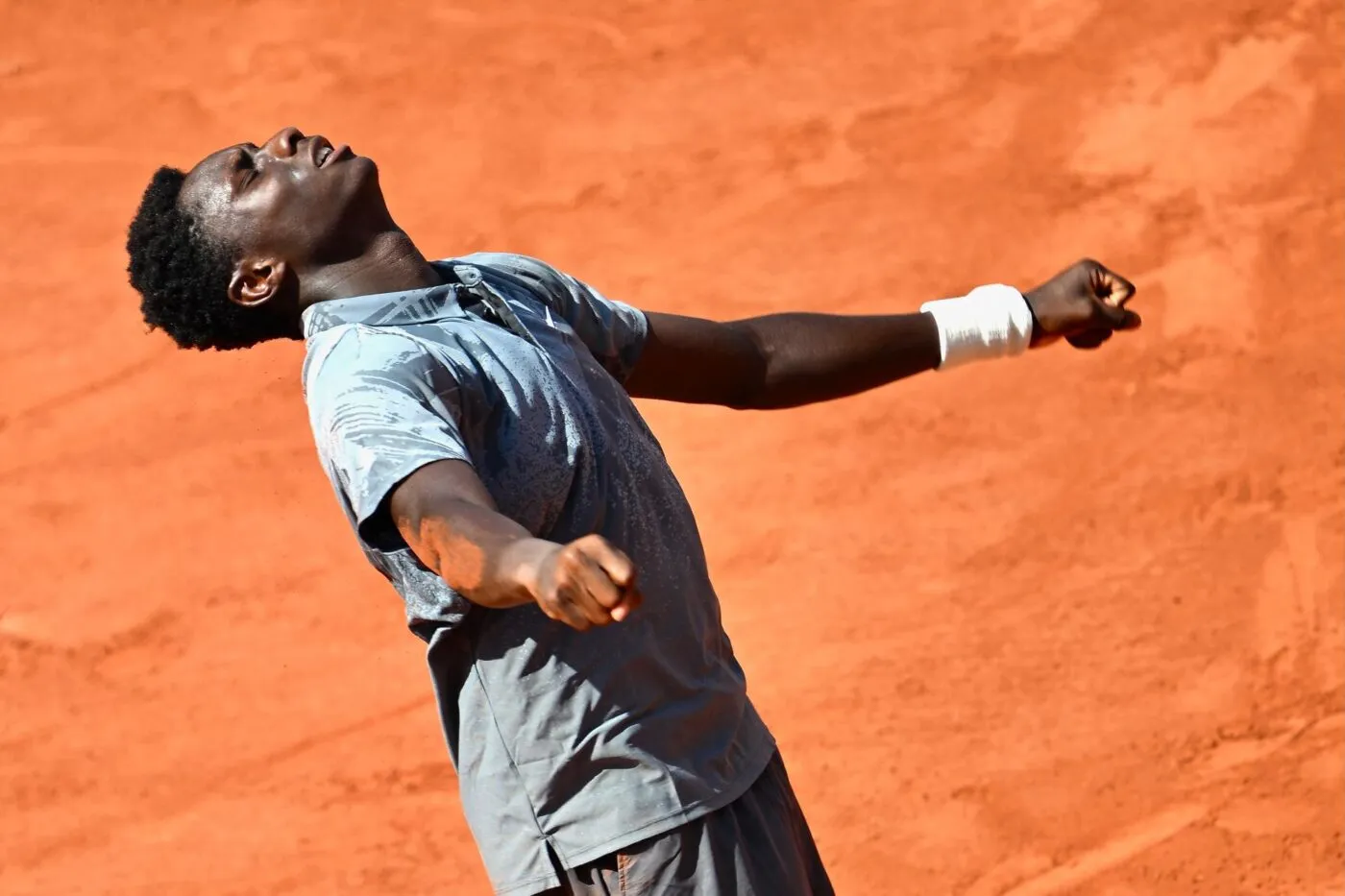 Moïse Kouamé avec le maillot du PSG à Roland-Garros