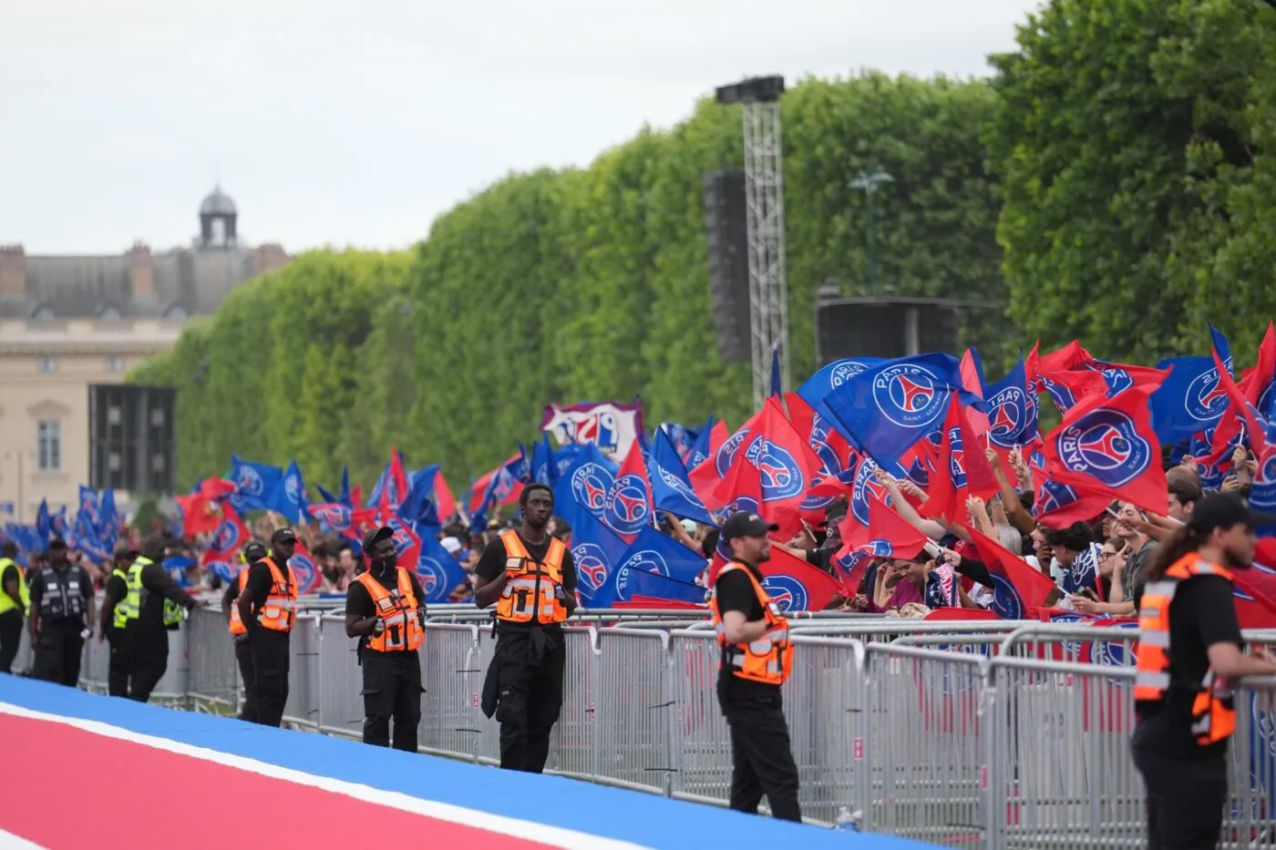 Des bousculades au Champ-de-Mars au moment de l'arrivée des joueurs