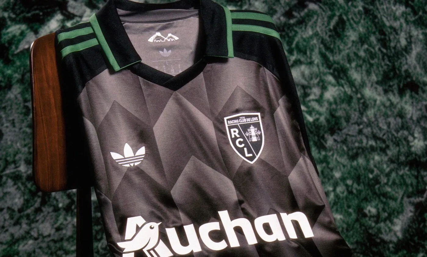 Pourquoi le nouveau maillot de Lens est-il gris et noir ?
