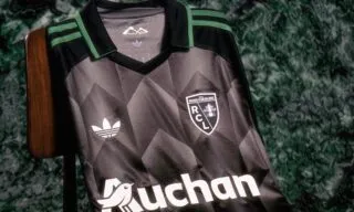 Pourquoi le nouveau maillot de Lens est-il gris et noir ?