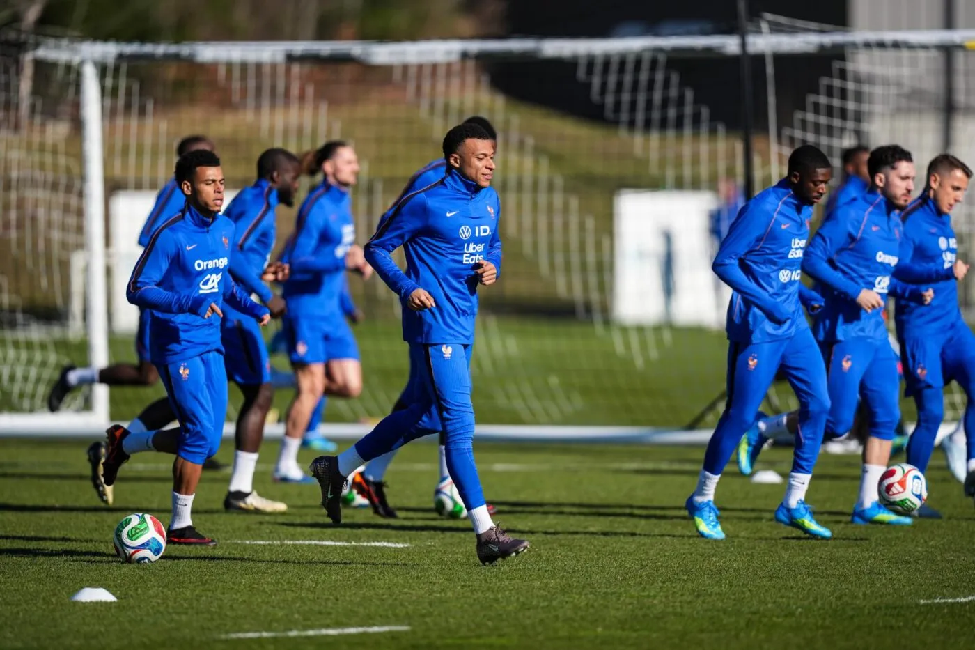 Les Bleus avec une compo très offensive, Saliba de retour en défense