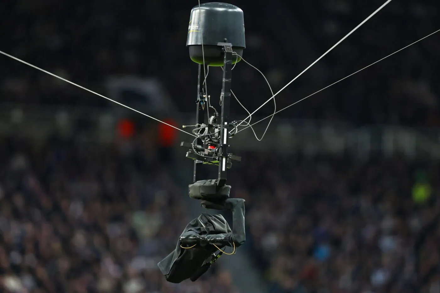 Une spidercam manque d’écraser un cameraman en plein match
