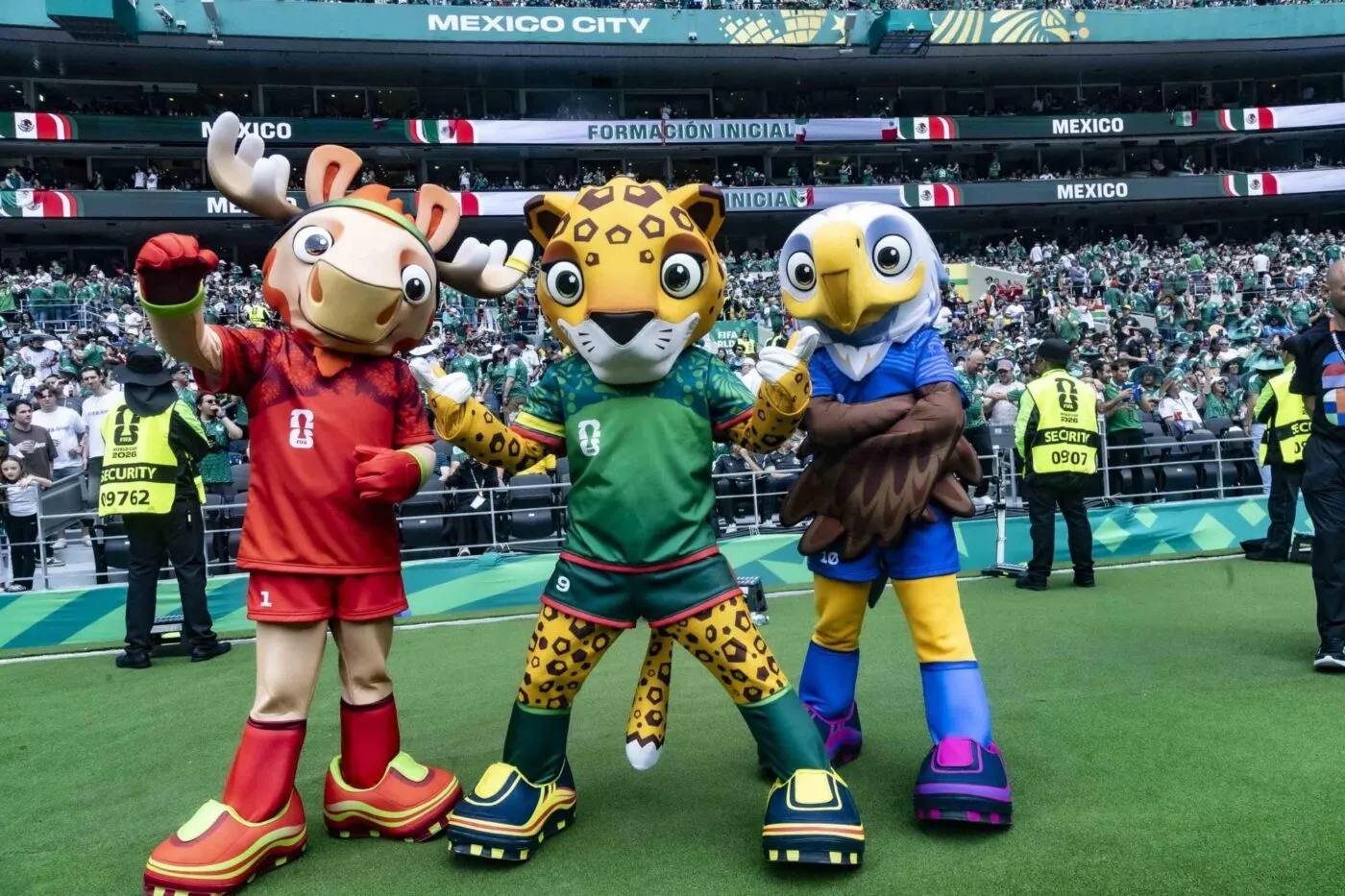 Un certain "Pichichi" se fait arrêter par deux mascottes de la Coupe du monde