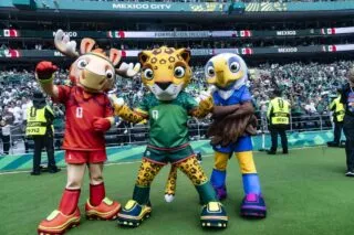 Un certain "Pichichi" se fait arrêter par deux mascottes de la Coupe du monde