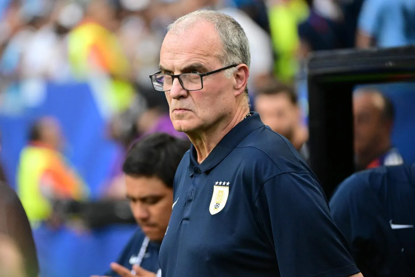 Marcelo Bielsa explique pourquoi il a regardé le sol sur les photos de la FIFA