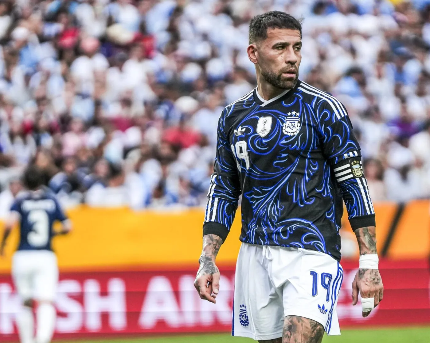 Nicolás Otamendi cire les pompes de Lionel Messi