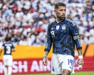 Nicolás Otamendi cire les pompes de Lionel Messi