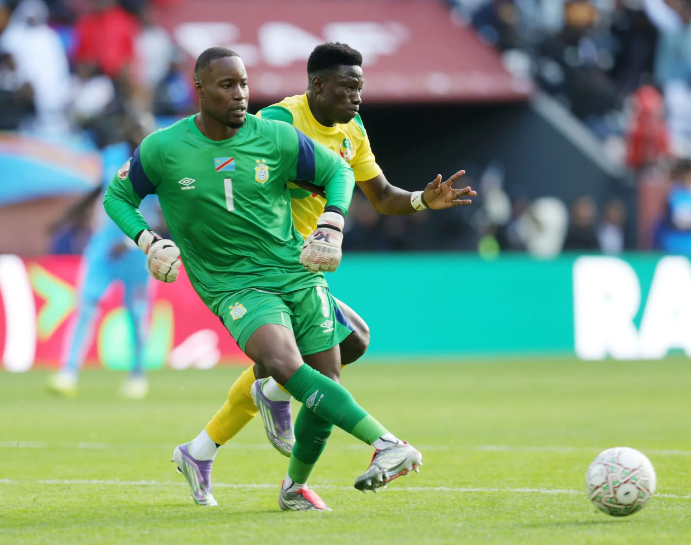 Lionel Nzau Mpasi of DR Congo challenged by Rodolfo Aloko of Benin during the 2025 Africa Cup of Nations AFCON match between DRC and Benin in Rabat, Morocco on 22 December 2025 ©Samuel ShivambuBackpagePix - Photo by Icon Sport