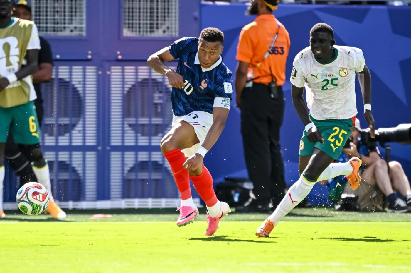 La situation litigieuse sur Mbappé qui aurait pu donner un penalty aux Bleus