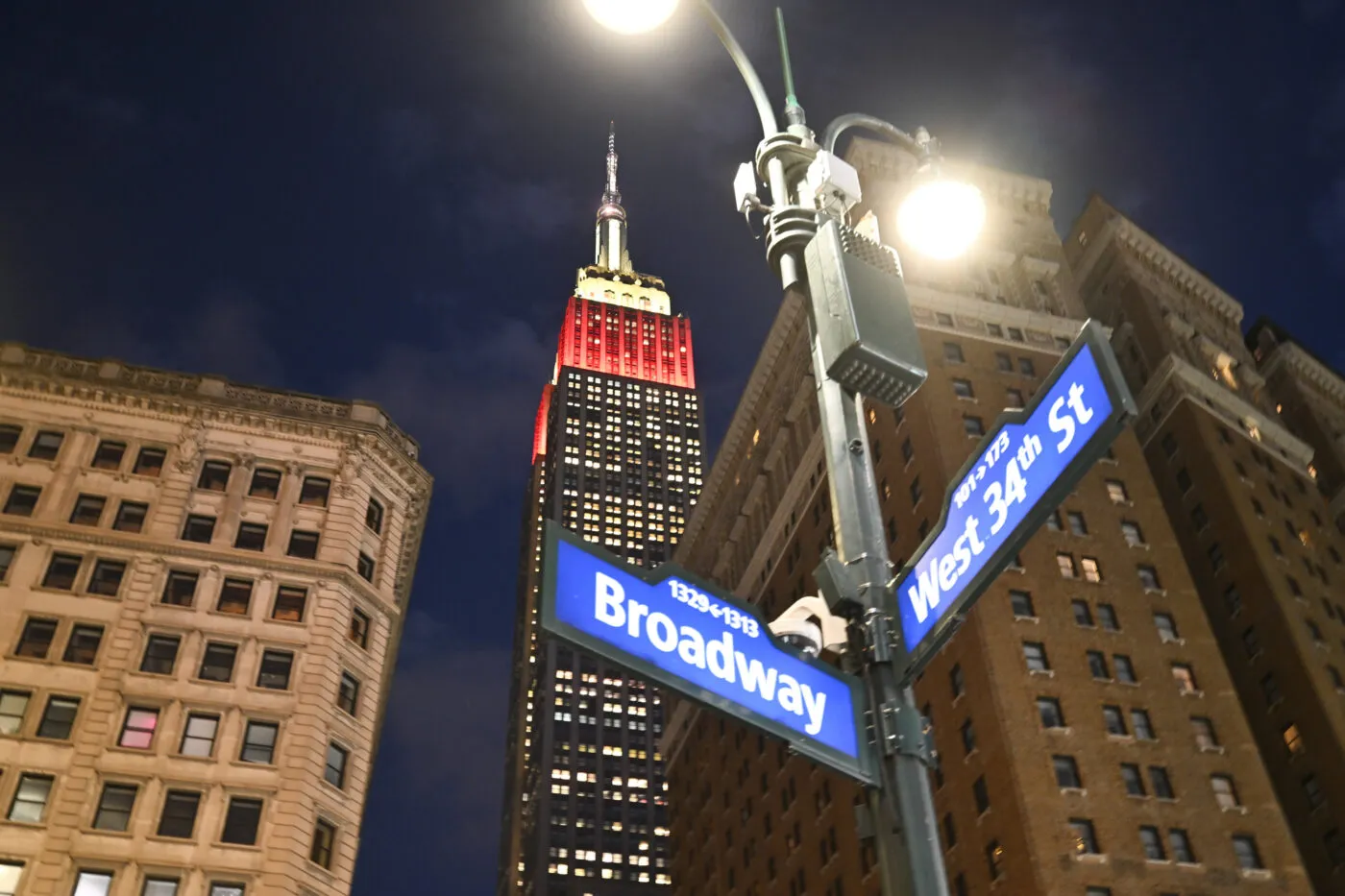 New York s’illumine aux couleurs françaises après la victoire des Bleus