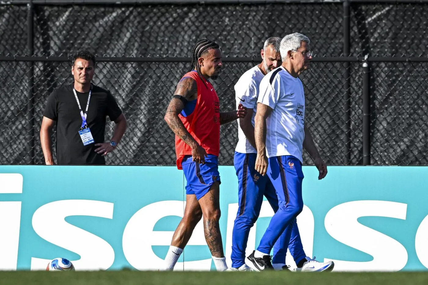Un défenseur tricolore forcé de quitter l'entraînement