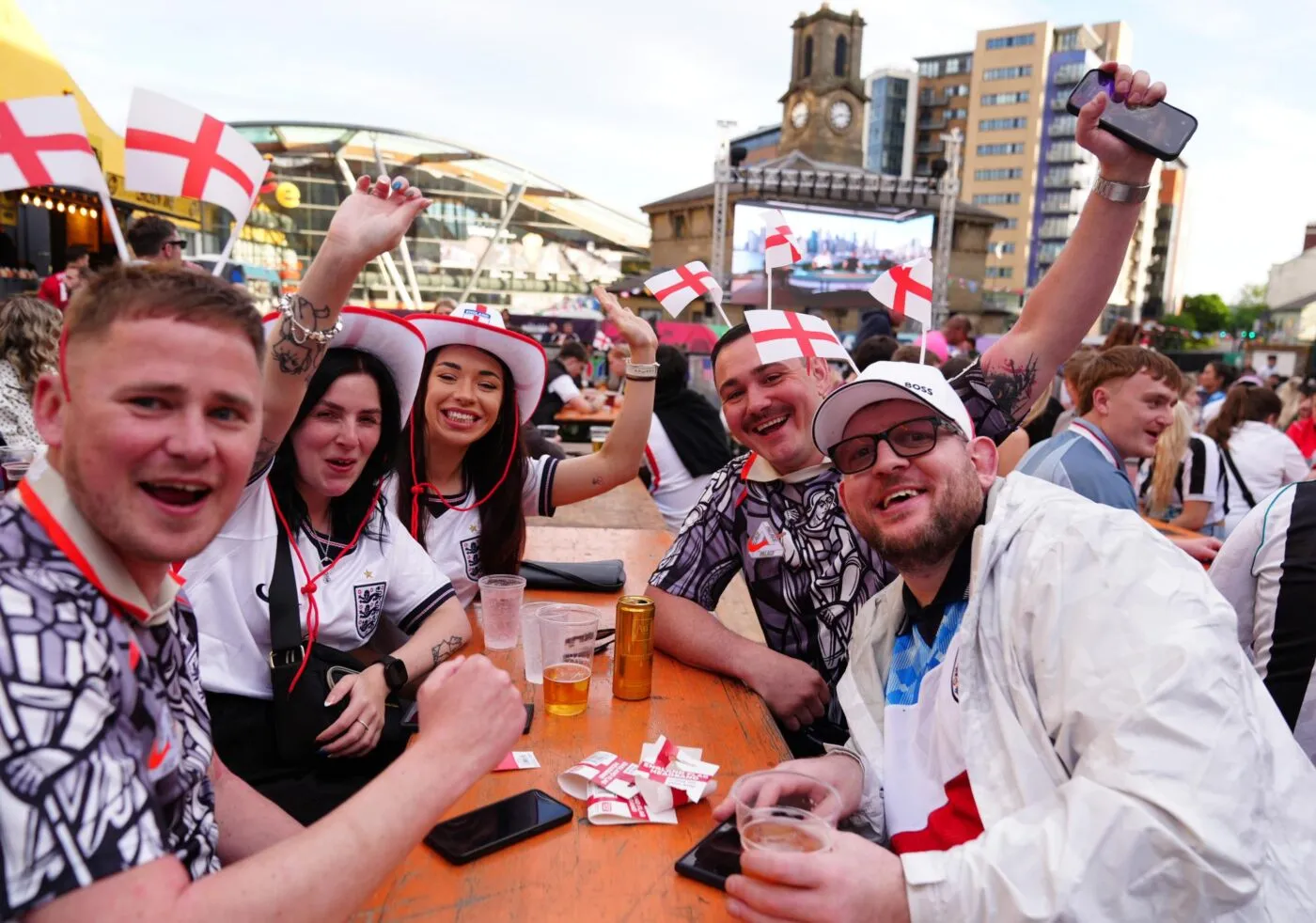 Un patron de bar « extrêmement reconnaissant » après avoir vu les fans anglais dézinguer son pub