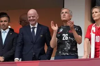 Gianni Infantino et le Premier ministre du Canada surpris en train de dédicacer un drapeau russe