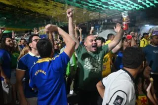 Des fans Brésiliens s'aident de Rocky pour faire perdre l'Argentine