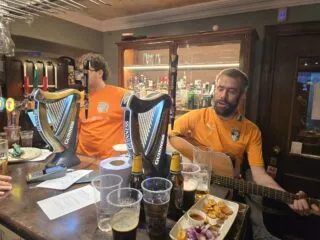 « Une ambiance surréaliste ! » : En immersion dans le pub irlandais transformé en fan zone ivoirienne