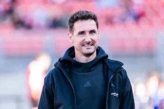 Miroslav Klose félicite Lionel Messi après son record