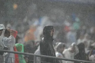 Toute la pluie tombait sur eux