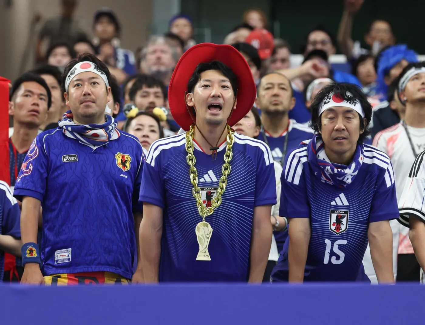 Pourquoi les Japonais préfèrent nettoyer leurs tribunes plutôt que leurs domiciles ?