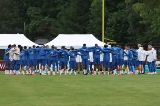 Les Bleus ont observé une minute de silence en hommage à la mère de Didier Deschamps