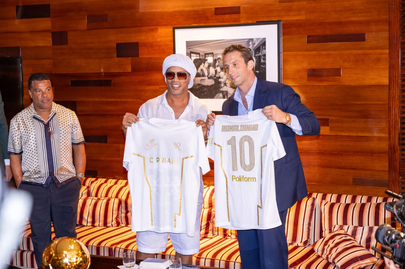Ronaldinho sort de sa retraite et signe dans un club italien