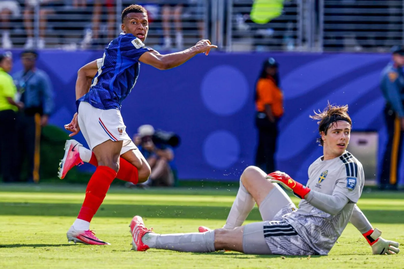 Après maintes occasions, les Bleus devant à la pause !