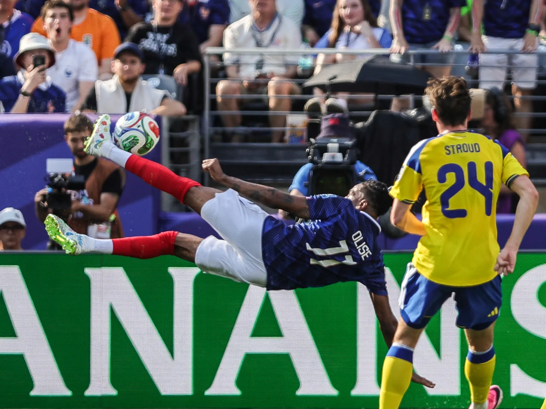 June 30, 2026, East Rutherford, New Jersey, USA: France forward MICHAEL OLISE (11) attempts a bicycle kick during the 2026 FIFA World Cup round of 32 match between France and Sweden at MetLife Stadium in East Rutherford, NJ (Credit Image: © Scott Rausenberger/ZUMA Press Wire) – Photo by Icon Sport
