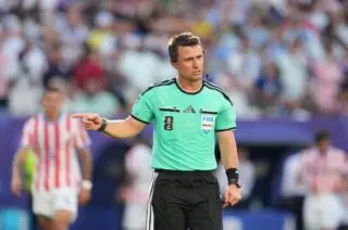 Le tacle de Tony Chapron à l’arbitre de Paraguay-France