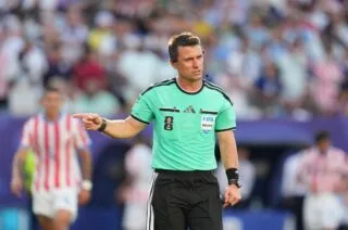 Le tacle de Tony Chapron à l'arbitre de Paraguay-France