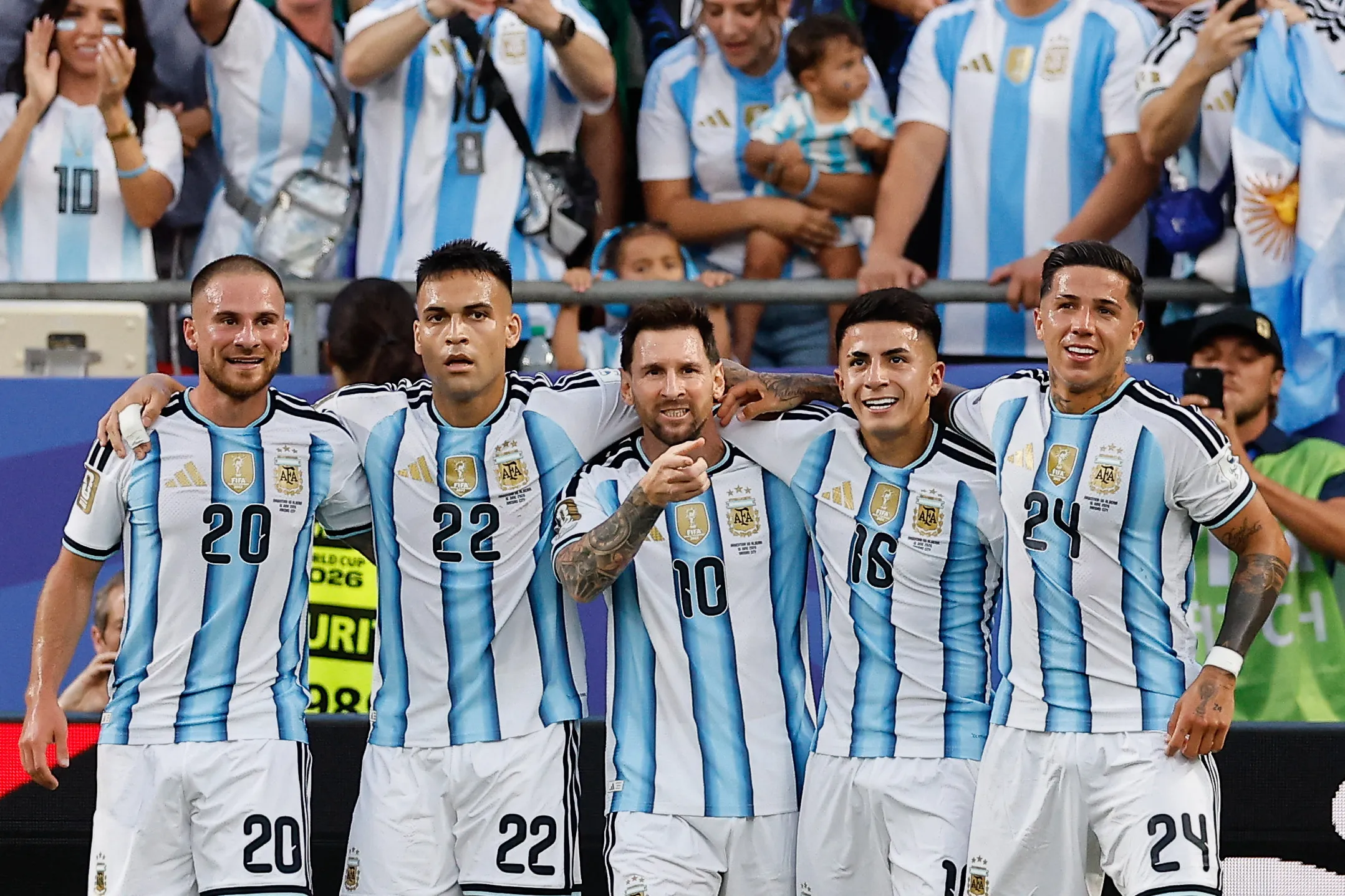 On n’est jamais de trop pour protéger Messi.