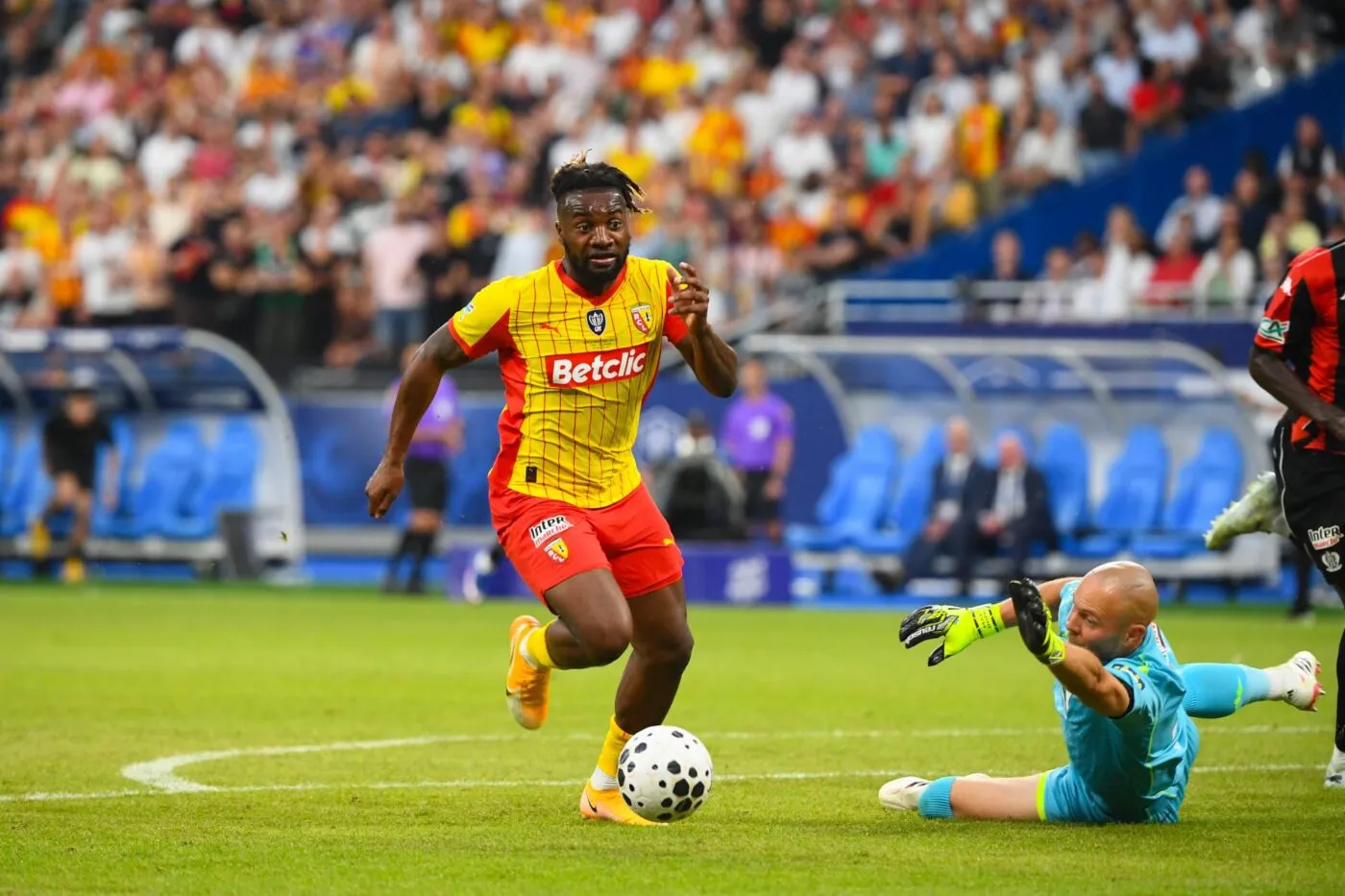 Après son passage à Lens, Saint-Maximin repart très loin