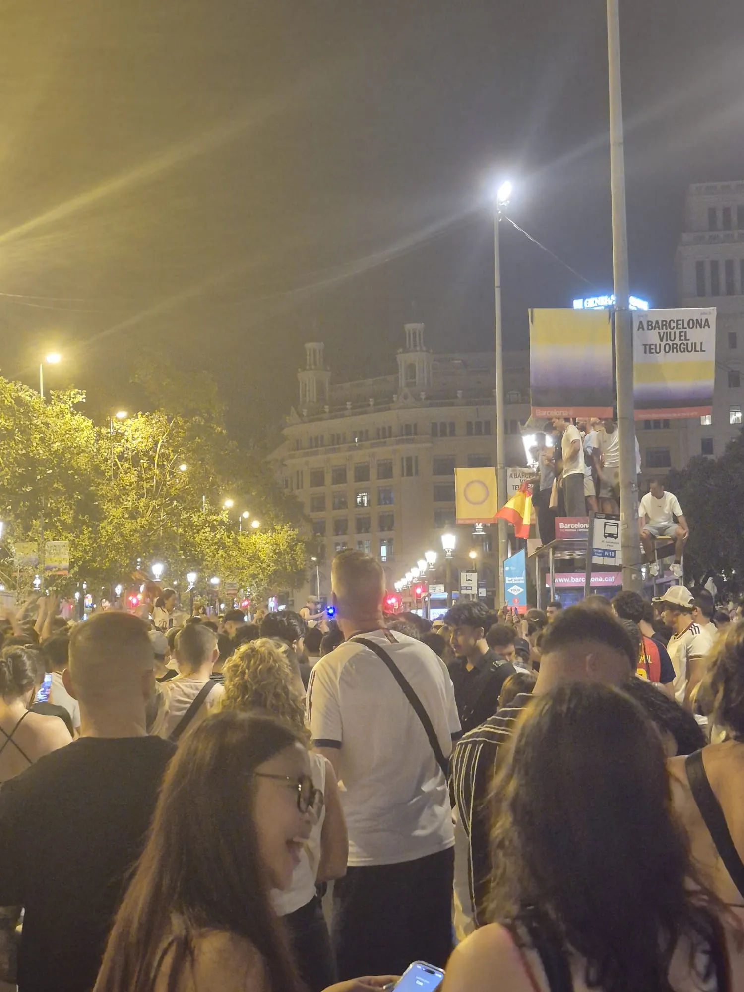 La plaza Catalunya a été le point de rassemblement des supporters espagnols après la qualification de l’Espagne en finale du Mondial.