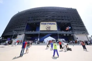 D'immenses files d'attente aux abords du MetLife Stadium