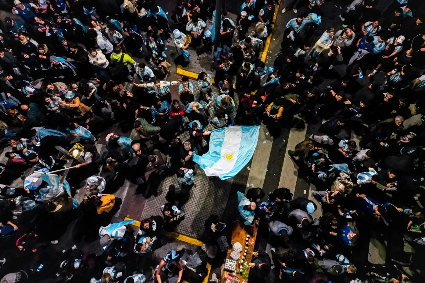 Des supporters argentins affrontent la police à Buenos Aires