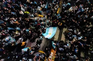 Des supporters argentins affrontent la police à Buenos Aires