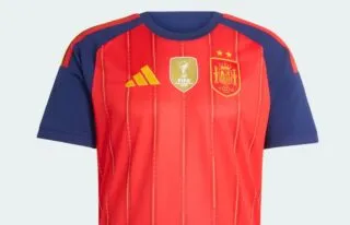 Le maillot de l'Espagne avec les 2 étoiles ressemble à ça !