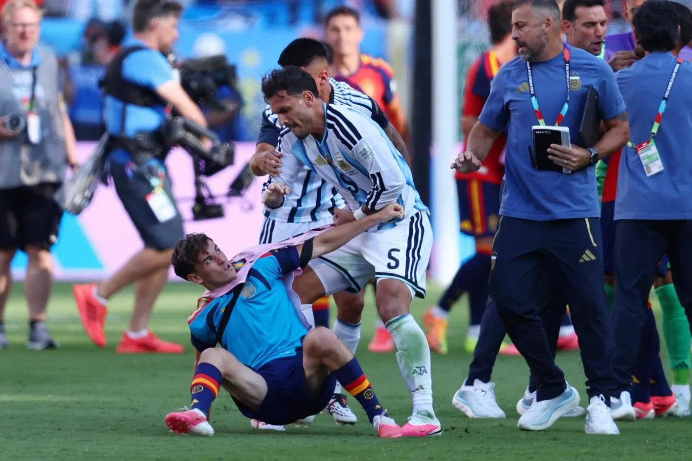Gavi est beaucoup trop gentil avec Paredes
