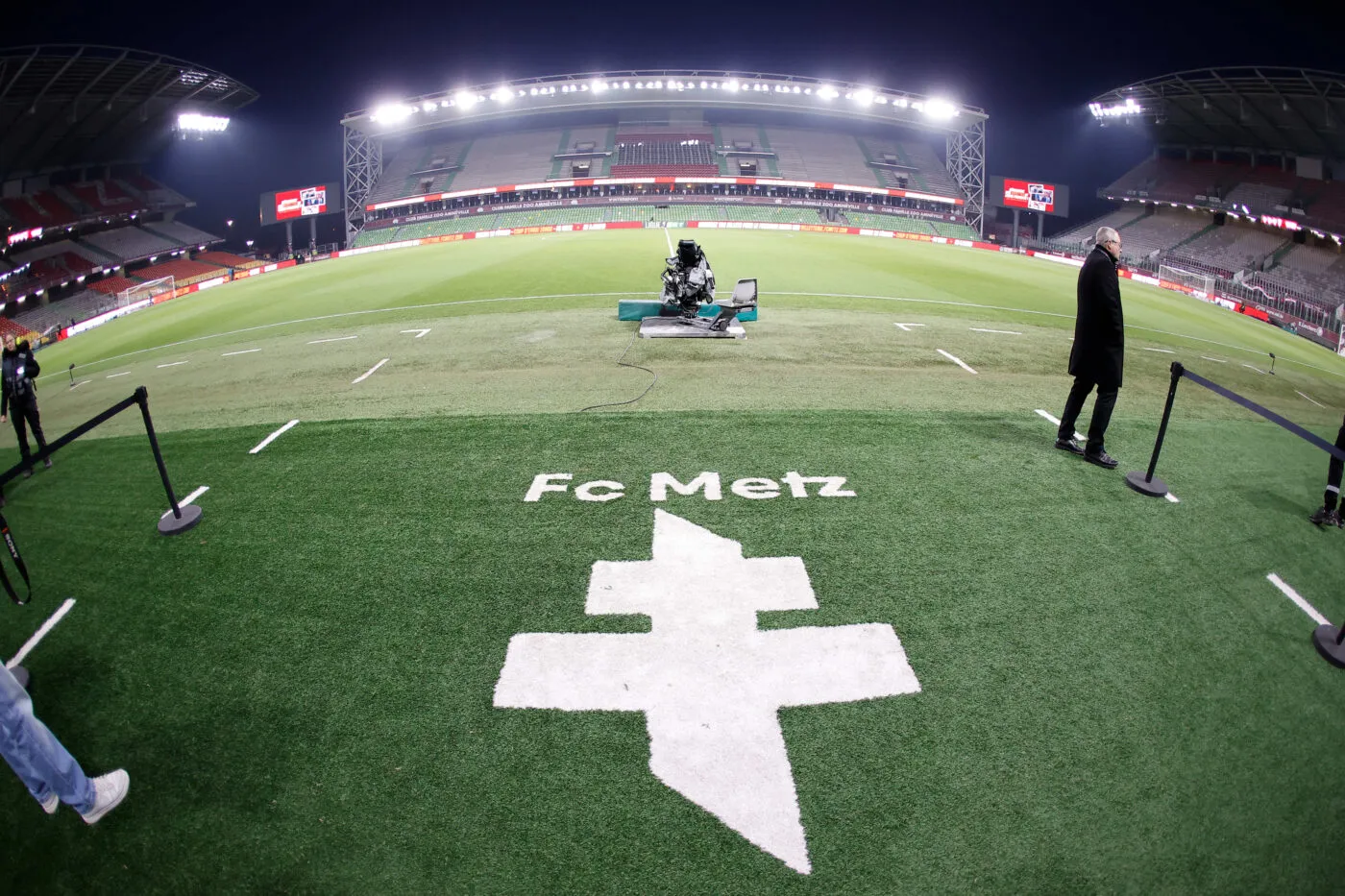 L'arbitre du match amical Metz-Fortuna Sittard au sol après une bagarre