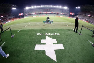 L'arbitre du match amical Metz-Fortuna Sittard au sol après une bagarre