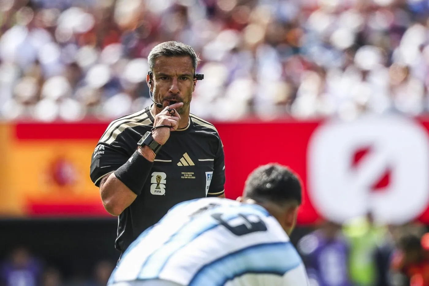 L’arbitre de la finale entre l’Espagne et l’Argentine range définitivement ses cartons