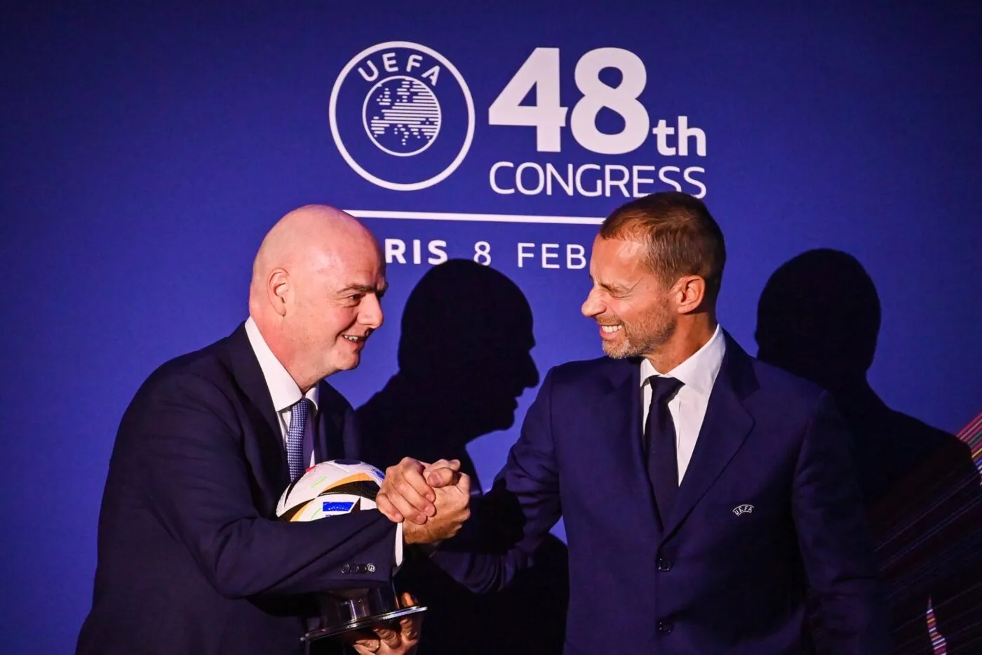 L&rsquo;UEFA est-elle un contre-pouvoir crédible face à la FIFA ?